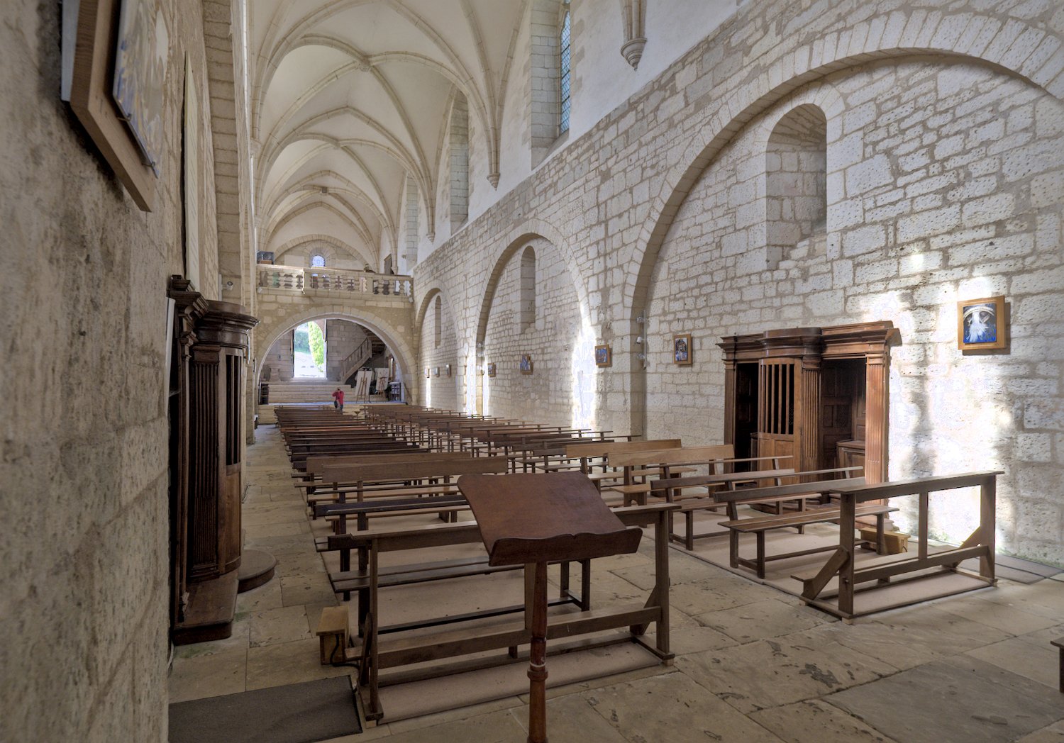Eglise abbatiale - La nef en direction de l'entrée