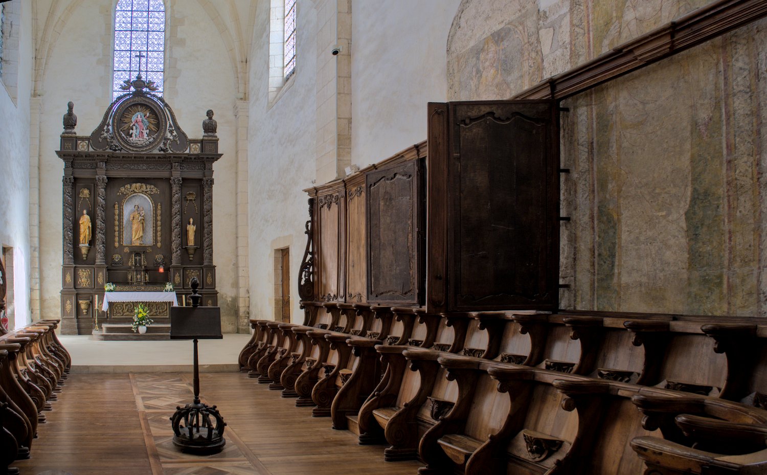 Eglise abbatiale - le choeur et les stalles