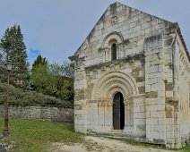 La chapelle - La façade. Au sommet l'agneau crucifère