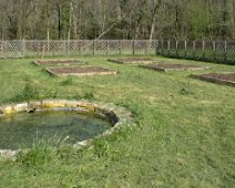 Jardin médiéval - bassin central alimenté par la source «fons canclellatus»